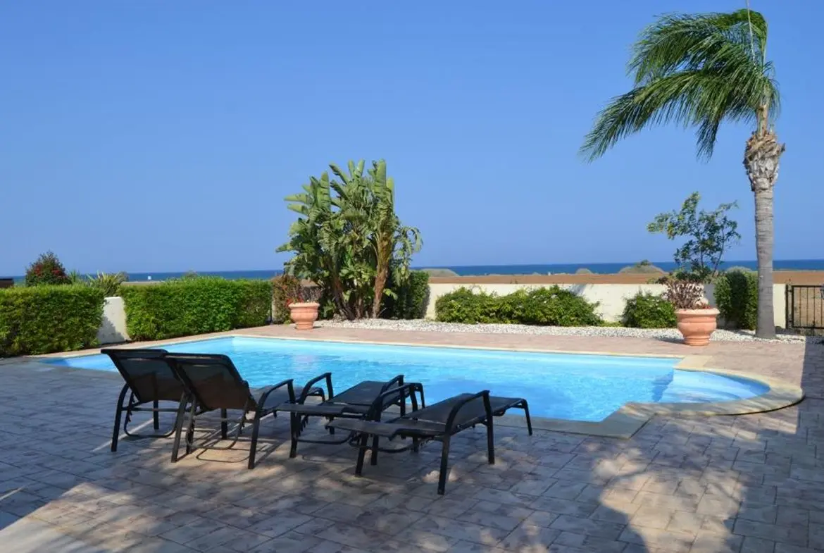 Three bedroom detached house for sale in Pervolia with private pool close to the beach (5) Three bedroom detached house for sale in Pervolia with private pool close to the beach