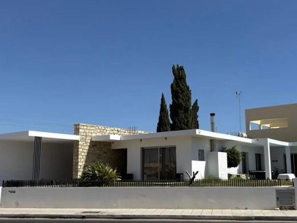 ground floor house for sale at Dromolaxia