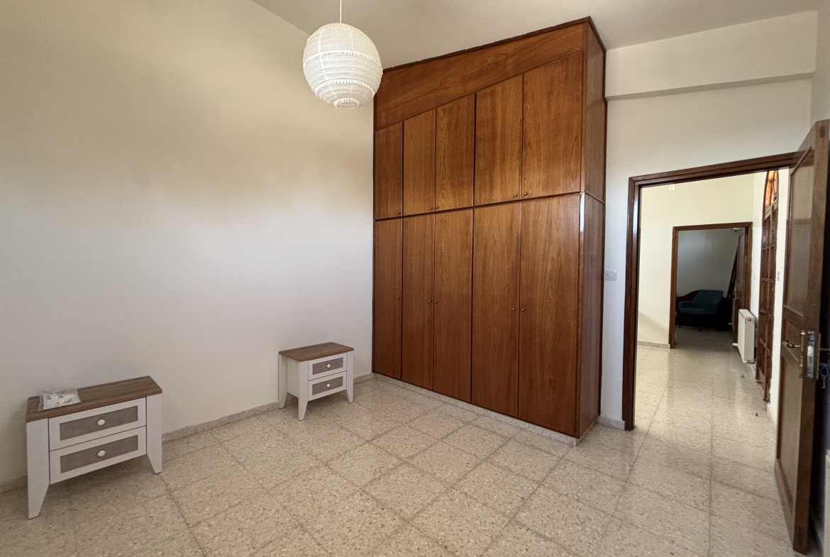 MENEOU HOUSE 11
