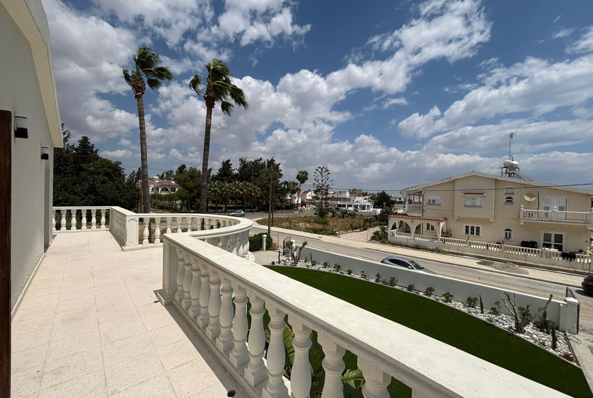 VILLA MENEOU 19