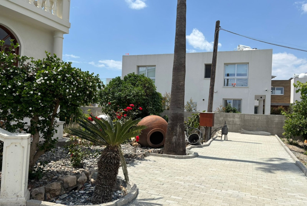 VILLA MENEOU 33