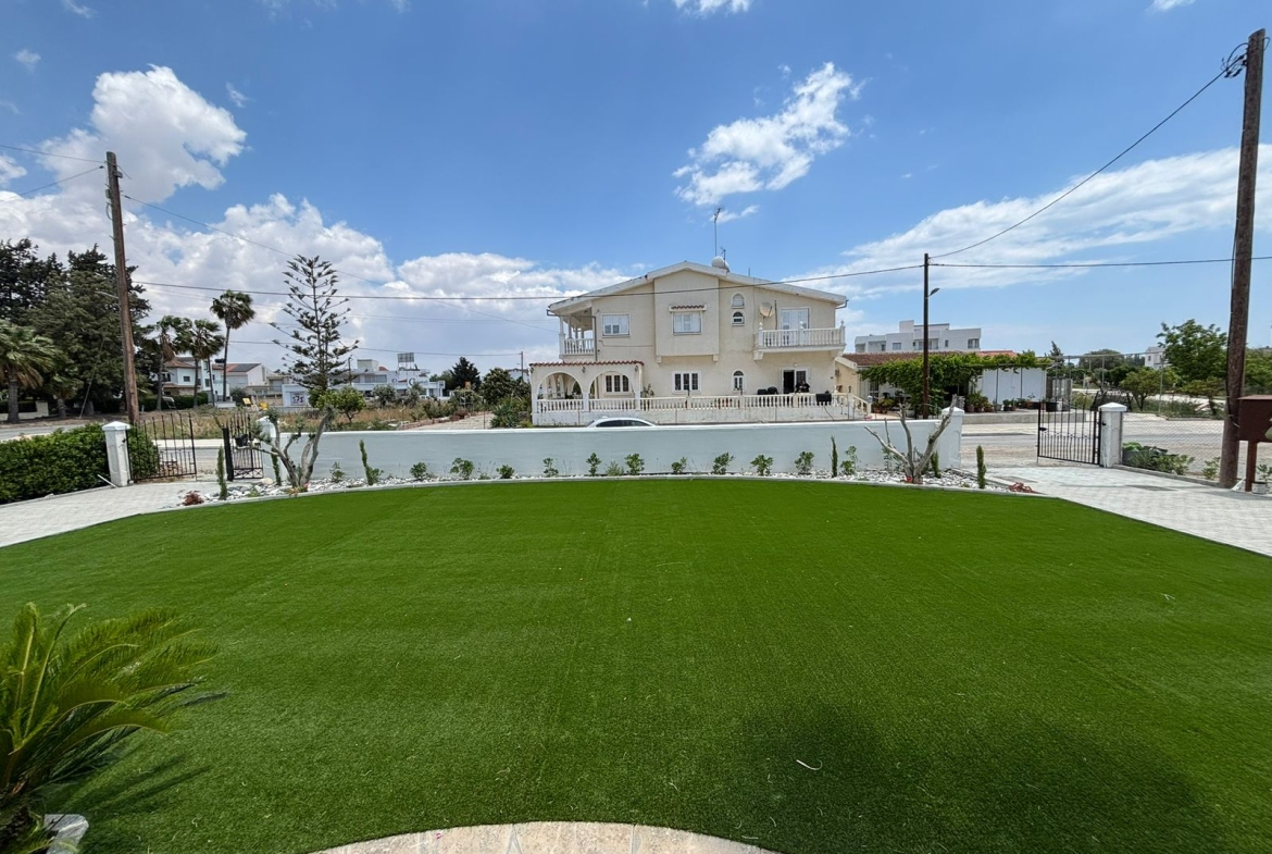 VILLA MENEOU 37